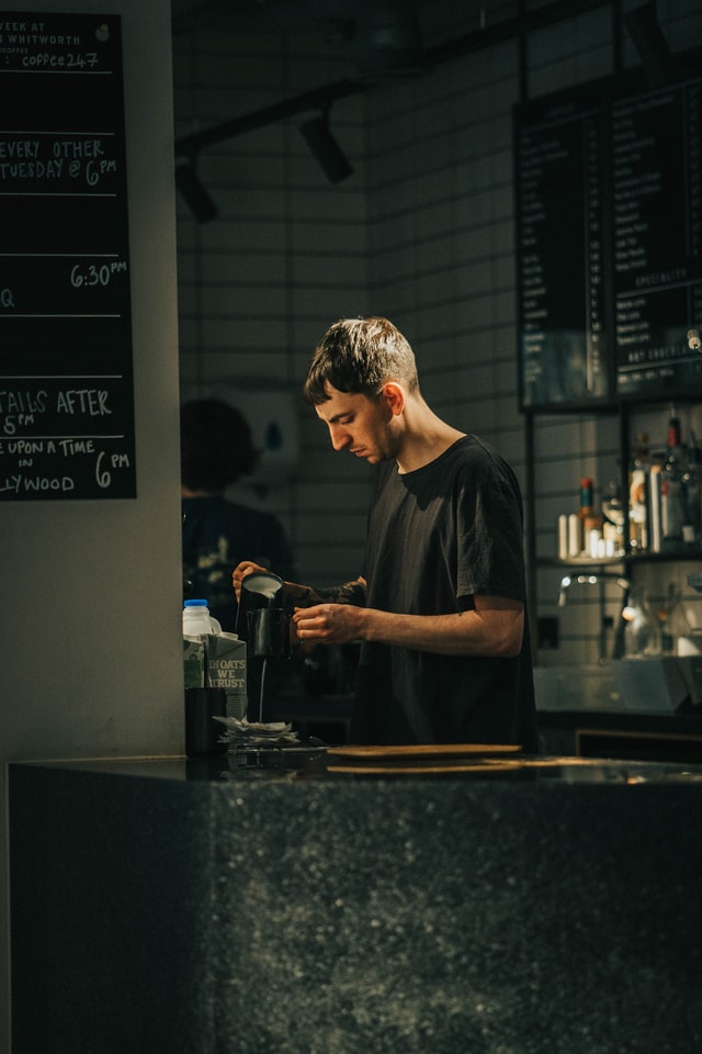 bartender preparando bebidas