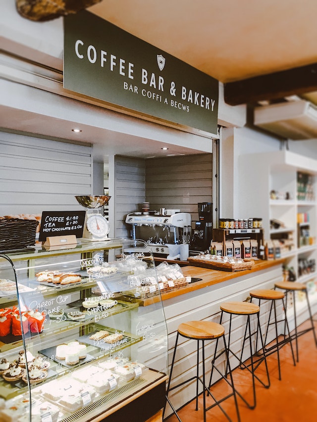 El interior de Coffe Bar and Bakery Shop.